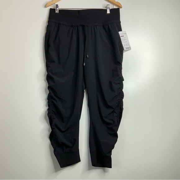 Athleta Pants - Athleta The Attitude Crop Pants. Black. Size 10. (NWT).